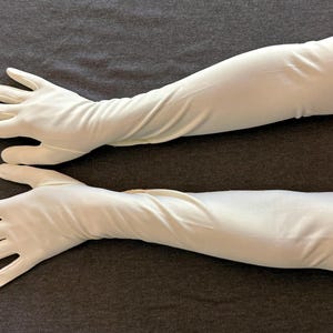 Vintage OPERA LÄNGD vita formella handskar med söta knappar i USA, tillverkade i storlek B i nylon