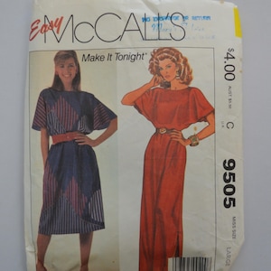 Peut inclure: Enveloppe de patron de couture vintage McCall's. L'illustration présente deux robes. L'enveloppe est blanc cassé avec le texte "Easy McCall's" et "Make It Tonight". Le numéro du patron est 9505, et le prix est de 3,60 €.