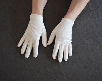 Vintage White Formal Gloves Wrist Length with Pearl Closure