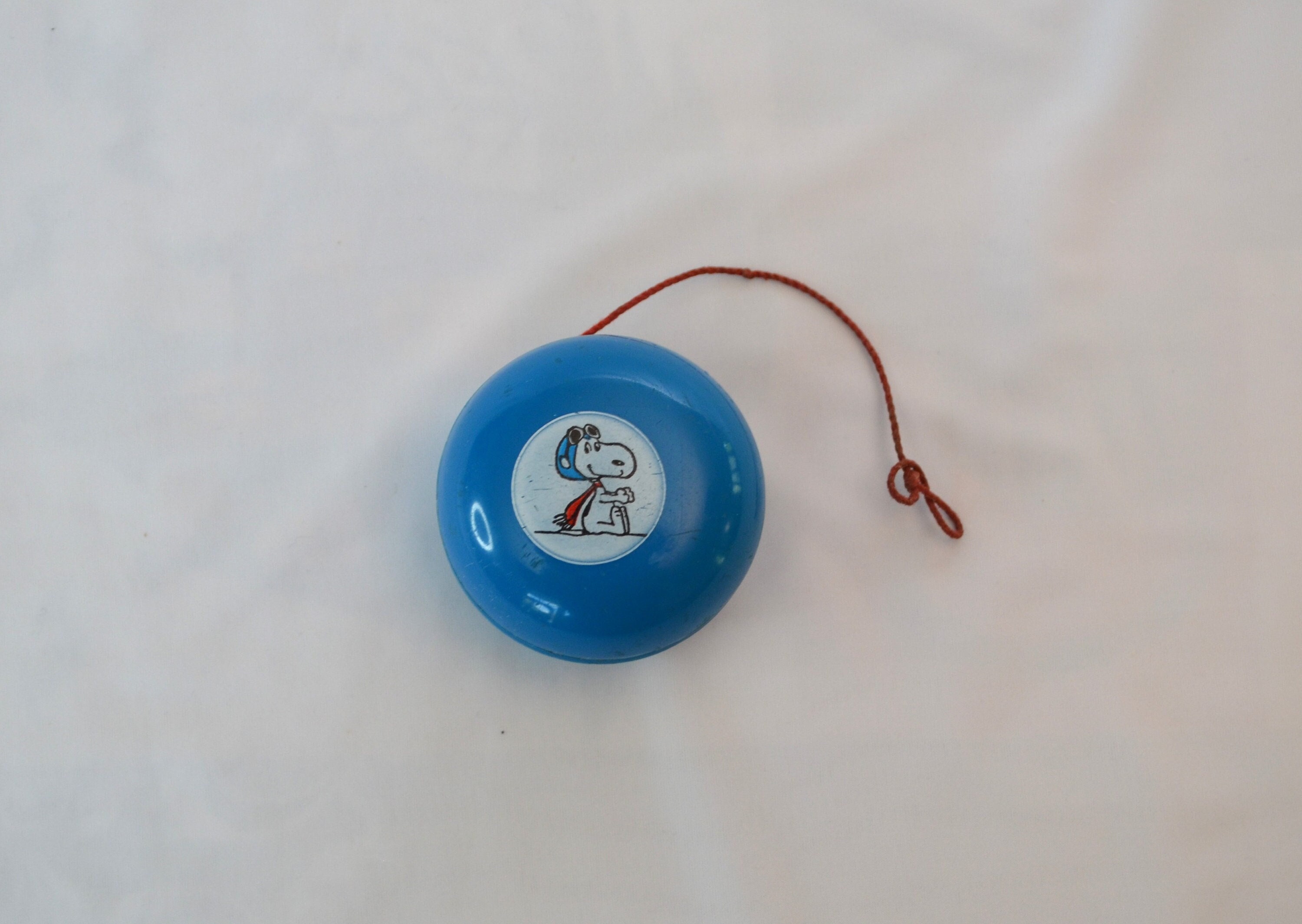 Vintage Blue Snoopy Yoyo Flying His Imaginary Airplane United Feature  Syndicate -  Sweden