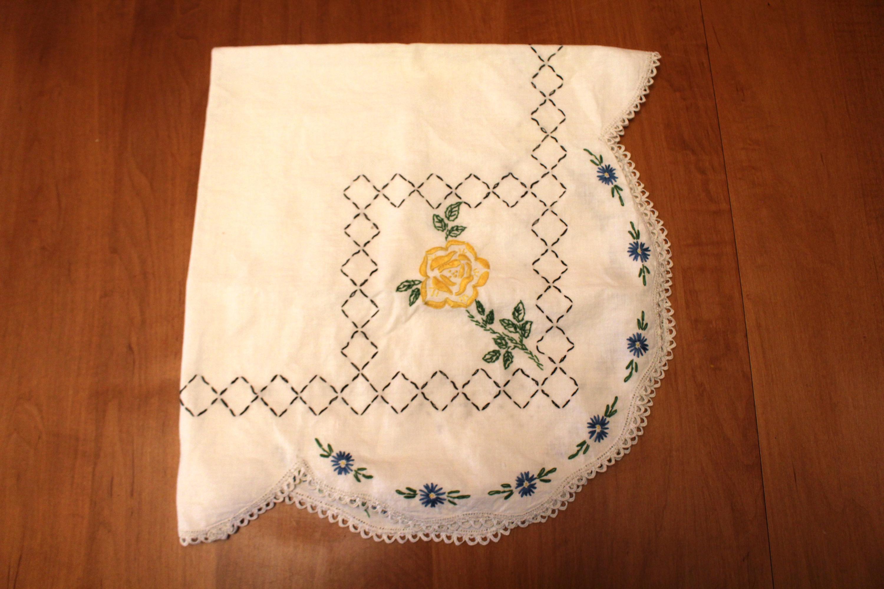 手刺繍のテーブルリネン スクエアフラワー 1940年代または1950年代