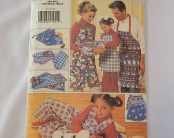 Vintage Pattern Butterick 4119 Gift Set for Casserole and Oven Mitt, Placemats, Napkins, Table Runner, Pillow Cover, Shorts and Apron