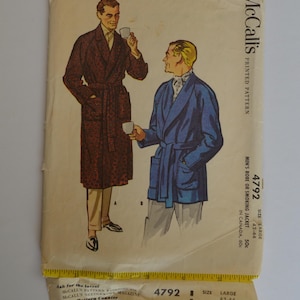 Op de afbeelding: Vintage McCall's patroon met illustraties van twee mannen in badjassen. De ene man draagt een bruine badjas met patroon, de andere een blauwe badjas. Het patroonnummer is 4792, maat large, voor een badjas of smokingjas.