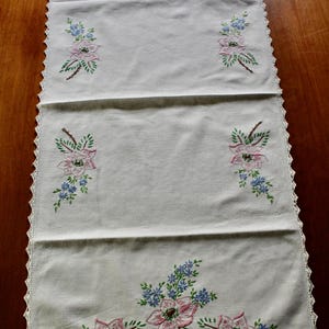 Vintage Hand Embroidered TABLE RUNNER with crochet trim handmade