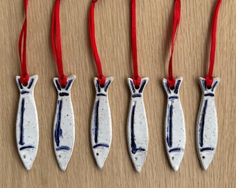 Kerstornament in de vorm van een sardine, handgemaakte keramische kerstboomversiering in de vorm van een vis, blauw-wit kustkeramiek cadeau, artikelnummer 126