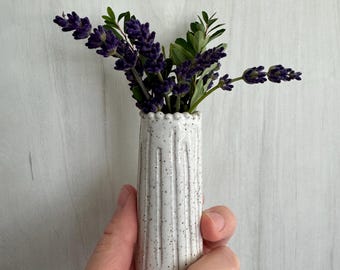 Wazon ceramiczny z żłobkowanymi pąkami, ręcznie wykonany, minimalistyczny, z koralikowym rantem, nr art. 115