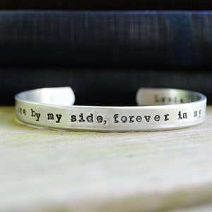 Pu&ograve; includere: Braccialetto d'argento con l'iscrizione "Forever by my side, forever in my heart".