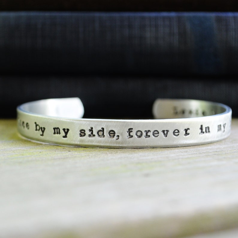 Pu&ograve; includere: Braccialetto d'argento con l'iscrizione "Forever by my side, forever in my heart".