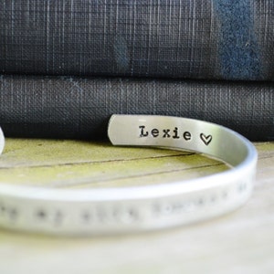 Pu&ograve; includere: Braccialetto d'argento con il nome "Lexie" e un cuore inciso.