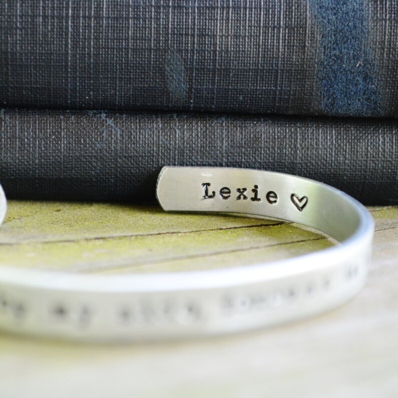 Pu&ograve; includere: Braccialetto d'argento con il nome "Lexie" e un cuore inciso.