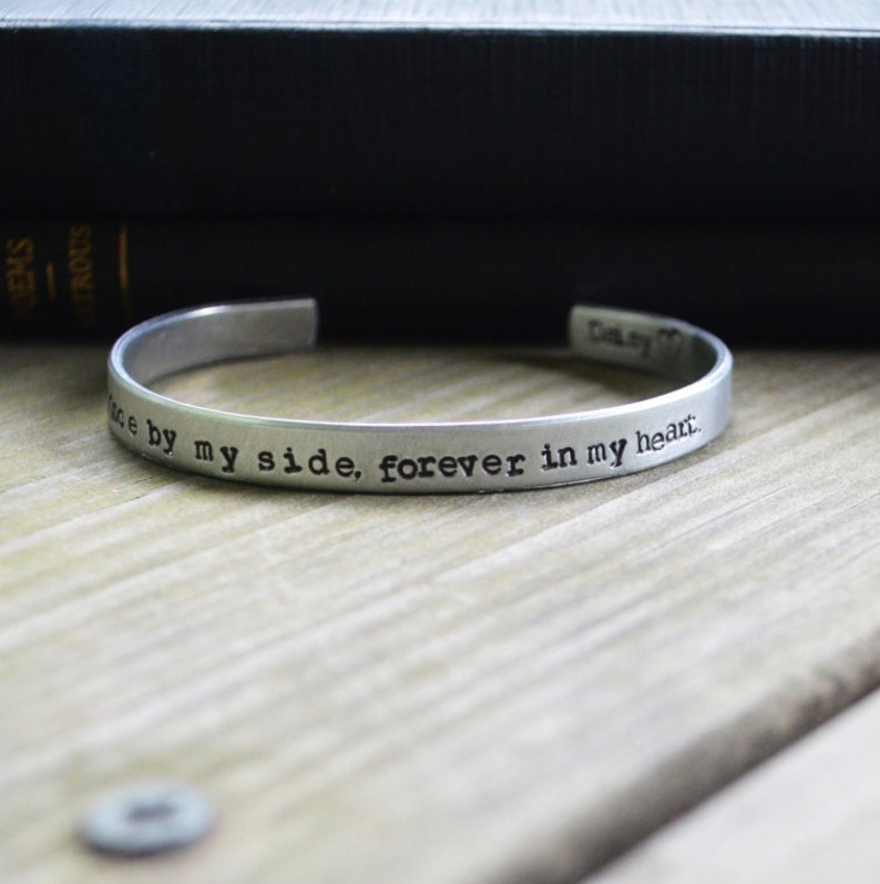 Pu&ograve; includere: Braccialetto d'argento con l'iscrizione "Once by my side, forever in my heart."