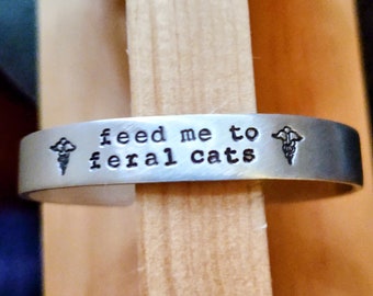 Feed Me to Feral Cats medische waarschuwingsarmband. Grappige armband - grappige sieraden. Grappig medisch alarm. Kat armband. Kattenliefhebber . Kat sieraden