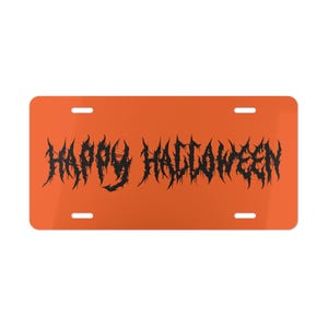 Może przedstawiać: Pomarańczowa tablica rejestracyjna z napisem "HAPPY HALLOWEEN" w kolczastej, gotyckiej czcionce. Tablica posiada cztery otwory montażowe i błyszczące wykończenie. Świąteczna dekoracja na Halloween.
