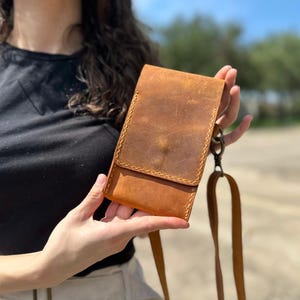 Bolso bandolera de cuero personalizado para teléfono con correa de cuero y tarjetero para Pro MAX 14/15/16, para el Día del Padre, regalo para hombres y mujeres.