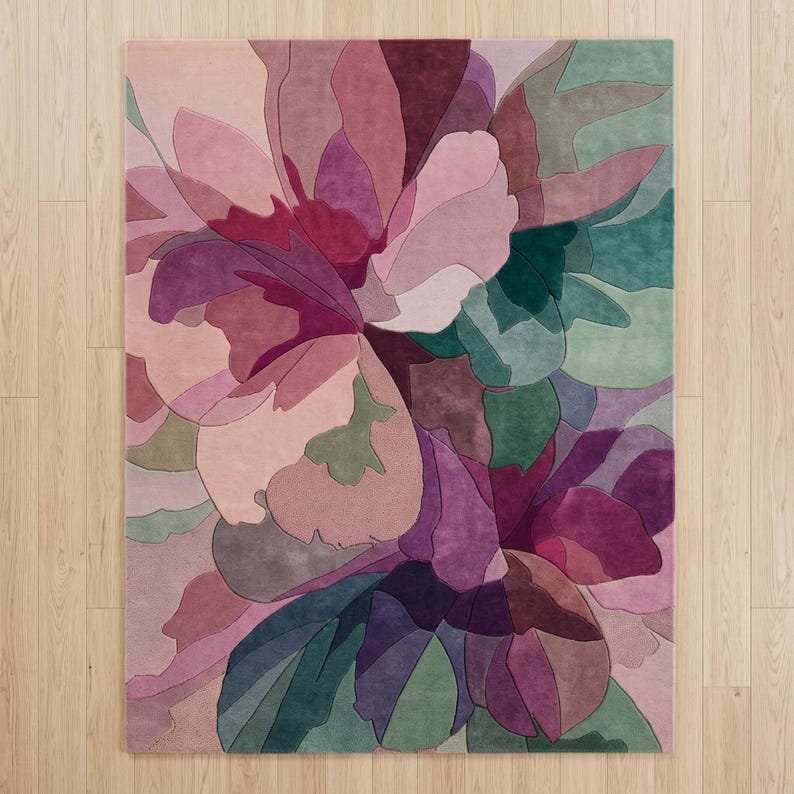 Peut inclure: Un tapis rectangulaire pr&eacute;sentant un motif floral abstrait &agrave; grande &eacute;chelle. Le design se compose de formes organiques superpos&eacute;es dans des tons de magenta profond, rose poudr&eacute; doux, vert sauge att&eacute;nu&eacute;, vert for&ecirc;t fonc&eacute; et violet poussi&eacute;reux.