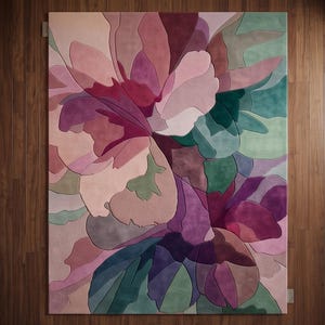 Peut inclure: Un tapis rectangulaire pr&eacute;sentant un motif floral abstrait &agrave; grande &eacute;chelle. Le design se compose de formes organiques superpos&eacute;es dans des tons de vieux rose, magenta profond, prune fonc&eacute;, vert sauge et sarcelle, cr&eacute;ant un effet textur&eacute;.