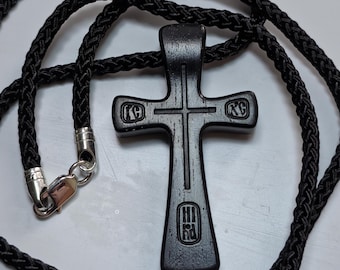 Collar con cruz ortodoxa de ébano: detalles en plata de ley y cordón de seda.
