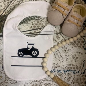 Czarny śliniaczek Jalopy Car Baby Bib. Zawiera darmowy prezent dla dziecka.