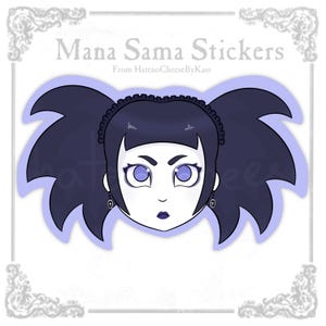 Puede incluir: Una pegatina con una ilustración estilizada de una mujer con coletas moradas oscuras. La mujer tiene la piel pálida, ojos grandes y lápiz labial morado oscuro. La pegatina tiene el texto "Mana Sama Stickers" y "From HatenoCheeseByKass".