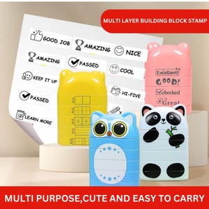 Pode incluir: Conjunto de três carimbos de blocos de construção multicamadas com diferentes designs de animais. Os carimbos são rosa, azul e branco com detalhes pretos. Cada carimbo tem várias camadas com mensagens diferentes, incluindo "Good Job", "Amazing", "Nice", "Passed", "Keep It Up", "Cool", "Hi-Five", "Excellent", "Good", "Checked" e "Great".