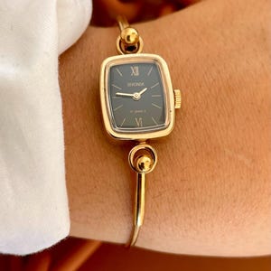 Vintage Sekonda guldpläterad armbandsur för damer från 1980-talet med rektangulär urtavla och 17 juveler