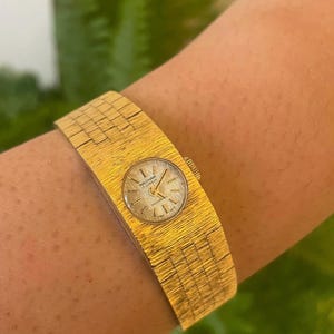 Stunning Vintage 1960s Mechanical Wind Up Movement 17 Jewels Incabloc Round Dial Gold Bracelet Strap Ladies Wristwatch by Waltham