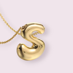 Gargantilla con colgante de letra inicial en forma de globo grueso de color dorado - Joyas personalizadas para mujer