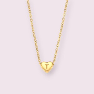 Collar minimalista con inicial de amor pequeña: colgante con letra en forma de corazón en miniatura bañado en oro de 18 quilates