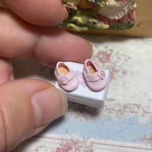 10 mm rosa Mädchenschuh handgefertigt aus Naturleder, ideal zum Anziehen kleiner Puppen oder zum Dekorieren des Kinderzimmers oder Dioramas