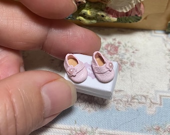 Handmade pink girl's shoe, 10mm, made of natural leather, ideal for small dolls or decorating a child's room or diorama.