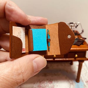 Porte-agenda miniature en cuir 1/12 avec sections pour agenda, correspondance et stylo, une belle pièce aussi réaliste que celles 1/1