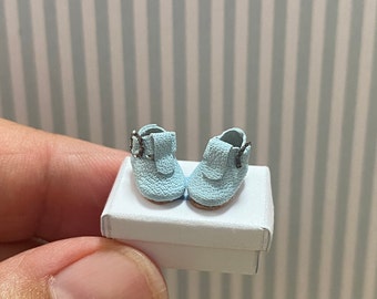 10mm sky blue baby shoe handmade in natural leather, ideal for putting on small dolls or decorating a child's room or diorama.
