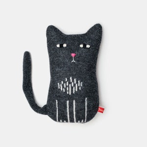 Peluche en laine d'agneau tricotée Grumpy Black Cat - En stock