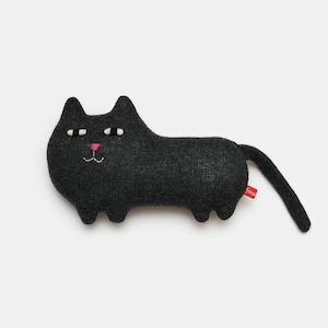 Peluche en laine d'agneau tricotée Giles le chat noir - Réalisée sur commande