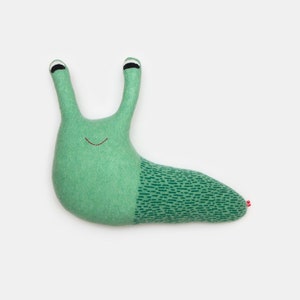 Peluche de lana de cordero tejido a mano Henry the Slug - Disponible