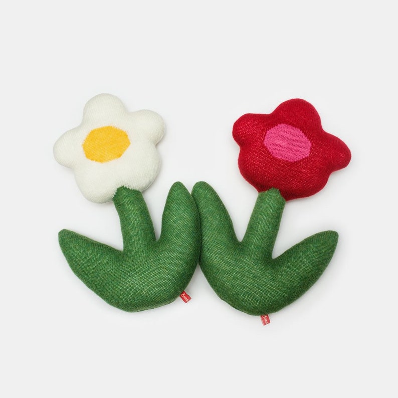 saracarr Knitted Lambswool Flower Cushion - Thumbnail 2