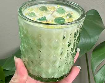 6oz Kiwi Banana scented soy candle with Green Aventurine & Yellow Calcite Crystal chips. 30 hour burn time. Bamboo lid