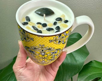 9.5oz Kiwi Banana scented soy candle in cute mug with Labradorite “eye”, Hypersthene & Yellow Calcite Crystal chips. 48 hours burn time.