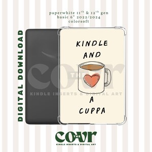 Peut inclure: Une coque Kindle crème avec une illustration de tasse de café et les mots "Kindle and a Cuppa". La coque est conçue pour un Kindle Paperwhite 11e et 12e génération basic 6".