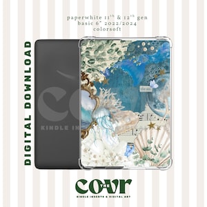 Könnte beinhalten: Eine Kindle Paperwhite Hülle mit Meeresmotiv. Die Hülle zeigt eine Collage aus blauen Aquarellelementen, Muscheln, Quallen und Noten. Der Text "the sea" ist sichtbar. Entworfen für die Paperwhite der 11. und 12. Generation.