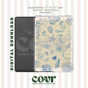 Puede incluir: Una funda para Kindle Paperwhite con una cubierta transparente, con un fondo beige e ilustraciones azules de frutas, conchas y otros elementos náuticos. El texto "DESCARGA DIGITAL" está en el lado izquierdo. Para Paperwhite 11.ª y 12.ª gen.
