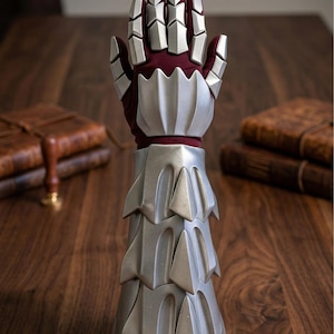 Puede incluir: Un juego de tres tazas de cerámica con un acabado mate moteado. Las tazas son en tonos crema, gris claro y gris oscuro. Cada taza tiene un diseño simple y minimalista, perfecto para café o té.