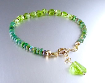Bracelet en plaqué or avec opale d'Éthiopie verte et pépites de péridot