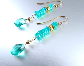 Quartz d'apatite avec des opales éthiopiennes bleues Boucles d'oreilles remplies d'or