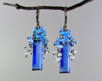 Baguettes en quartz iolite avec opale bleue et saphir blanc, boucles d’oreilles en grappe d’argent oxydé