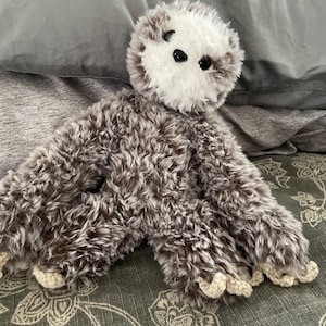 愛らしいふわふわのかぎ針編みのナマケモノのぬいぐるみ