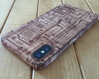 Laser-geëtst Circuit Design iPhone XS Wrap in mahonie - Sleek Style - Wrap Your Phone in Real Wood! Verkrijgbaar in Bamboo, Maple, Teak &meer