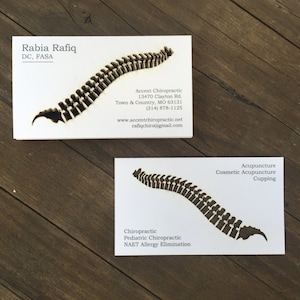 Tarjetas de presentación de cartulina de 16 pt cortadas con láser, impresas en offset con sus gráficos/logotipo y cortadas con láser, similar al troquelado