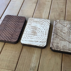 Caja de tarjeta de madera grabada con láser / Mini billetera con cierre magnético - Grabado personalizado disponible - bambú, caoba, teca y más!