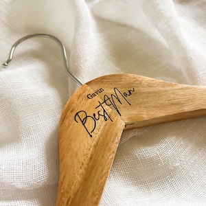 Individuell Laser gravierte Kleiderbügel aus Holz, Brautparty Kleiderbügel, Braut + Bräutigam, Groomsmen Brautjungfern, personalisierte Geschenke, kundenspezifischer Kleiderbügel.